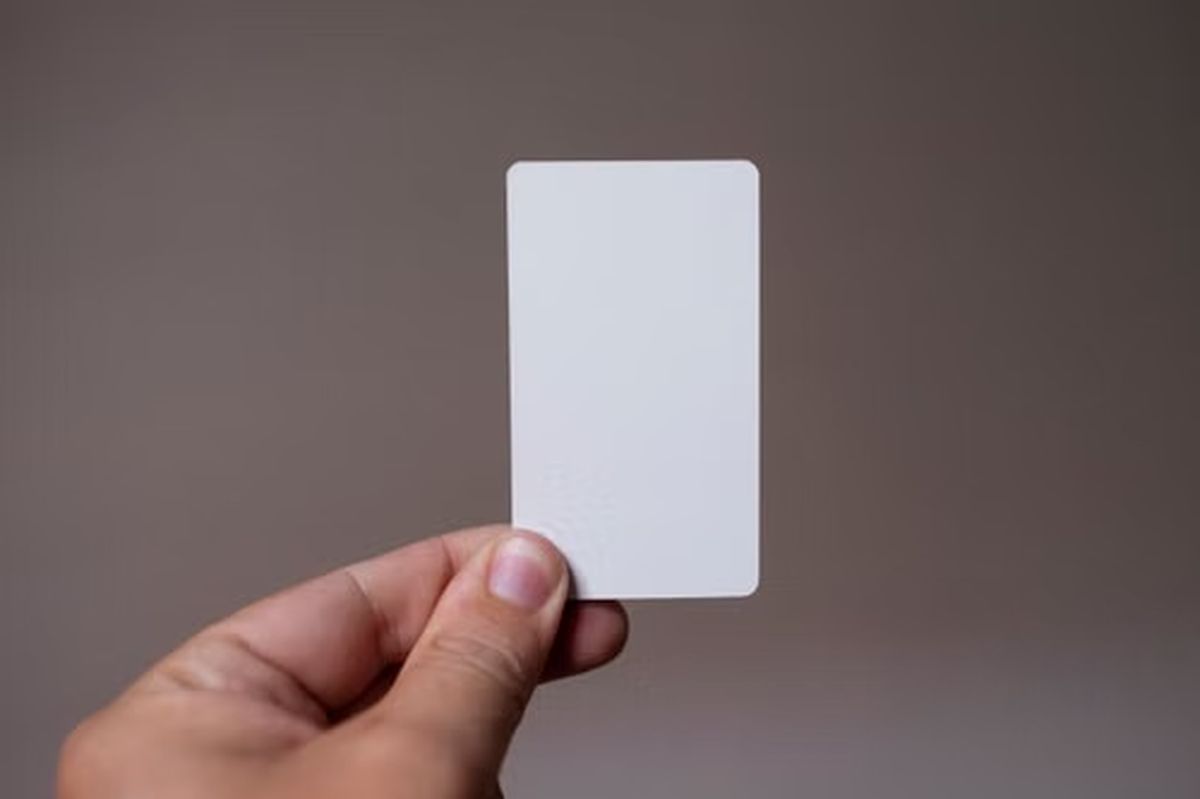Průhledné karty: když se materiál stává součástí designu